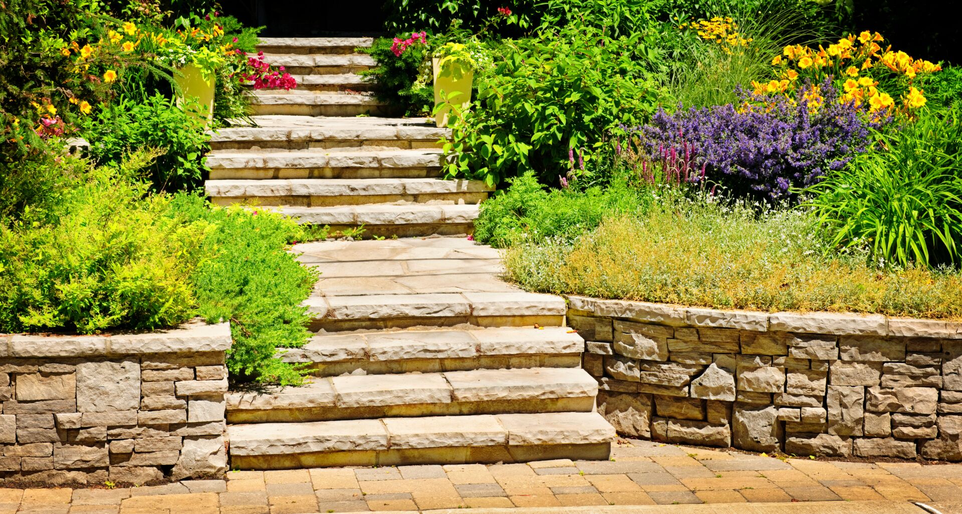 Betonpflaster, Natursteine, Blumenerde - alles zum Garten- und Landschaftsbau im Bauzentrum